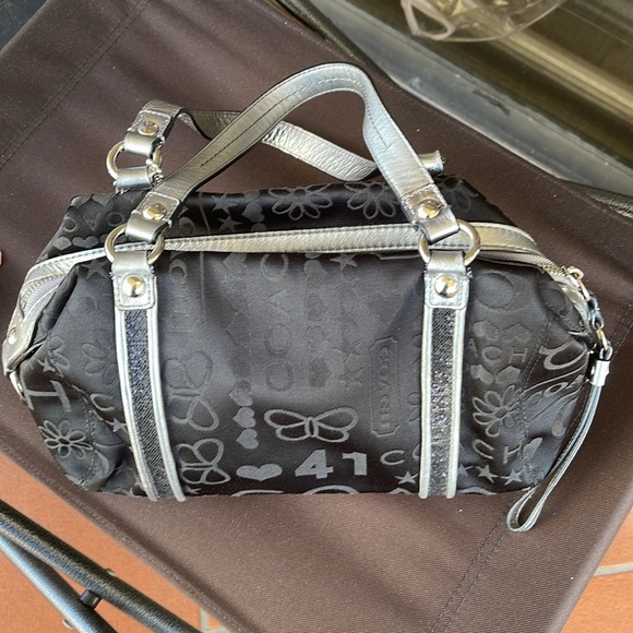 Coach Bandana Glitter Shoulder Bag Silver & Black Daisy Pattern - Picture 2 of 13